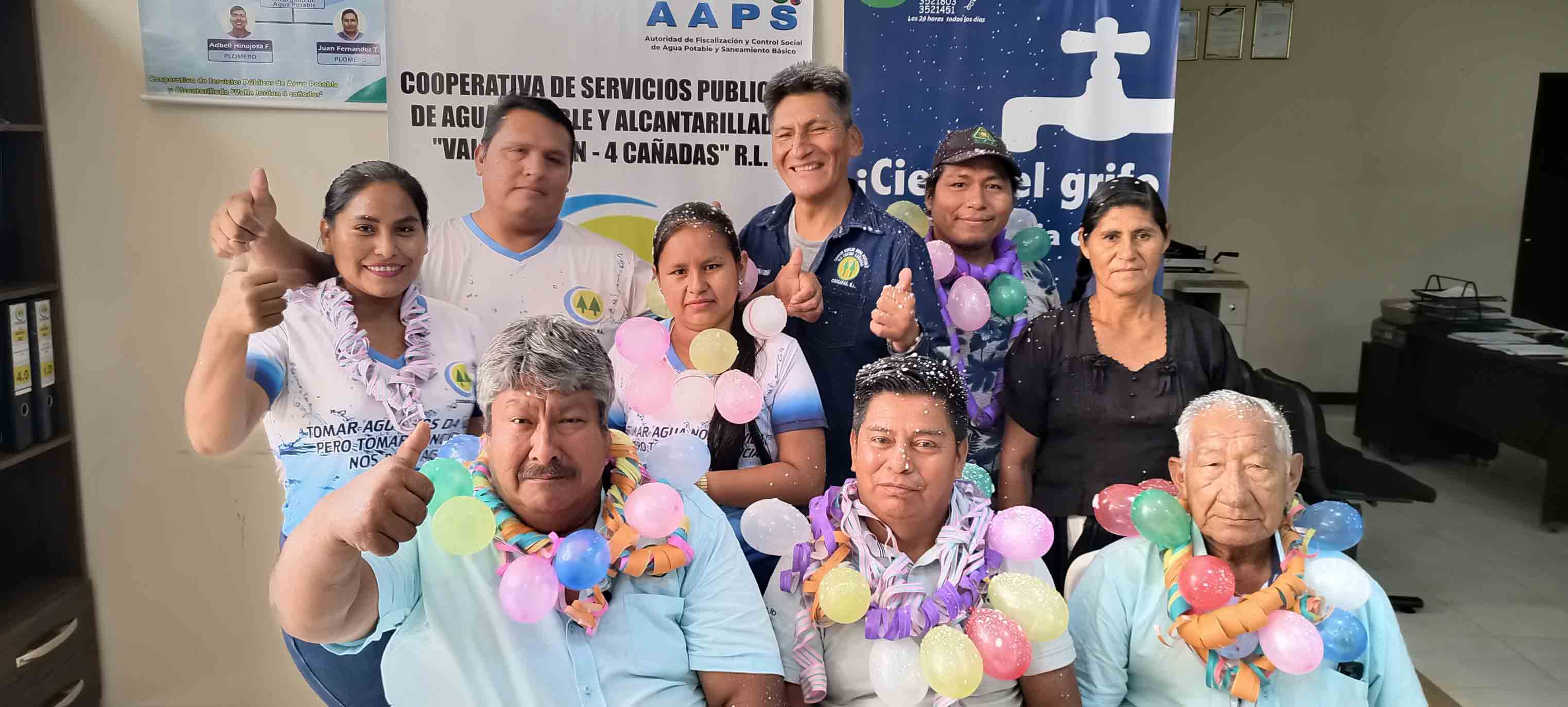 Trabajadores de COOSAPAC realizando mantenimiento en la red