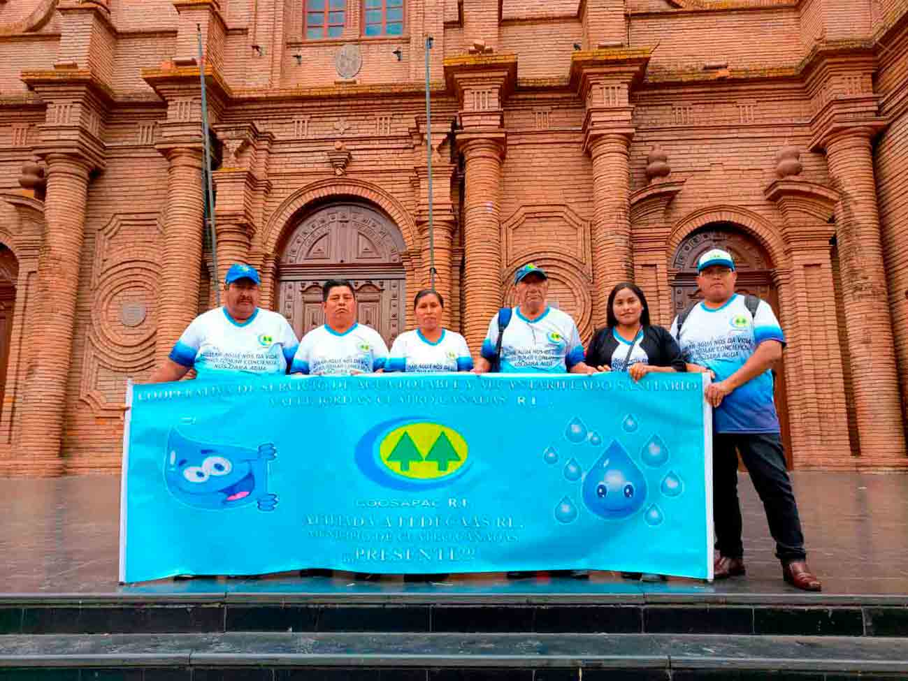 Personal de COOSAPAC en una exposición comunitaria