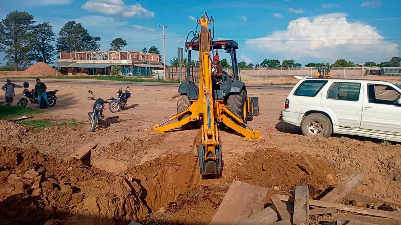 Trabajadores de COOSAPAC realizando mantenimiento en la red