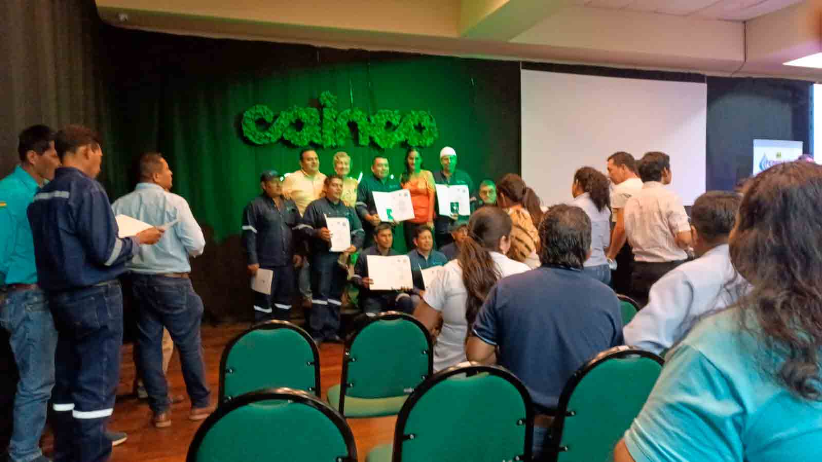 Trabajadores de COOSAPAC realizando mantenimiento en la red