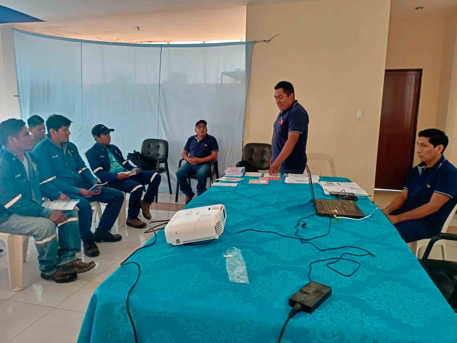 Trabajadores de COOSAPAC realizando mantenimiento en la red