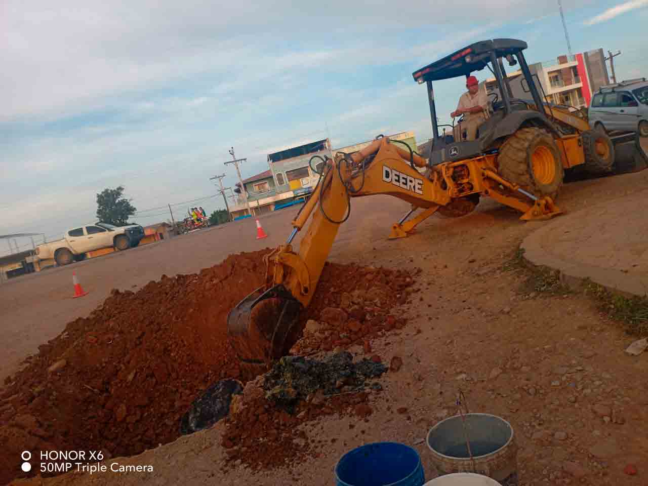 Trabajadores de COOSAPAC realizando mantenimiento en la red